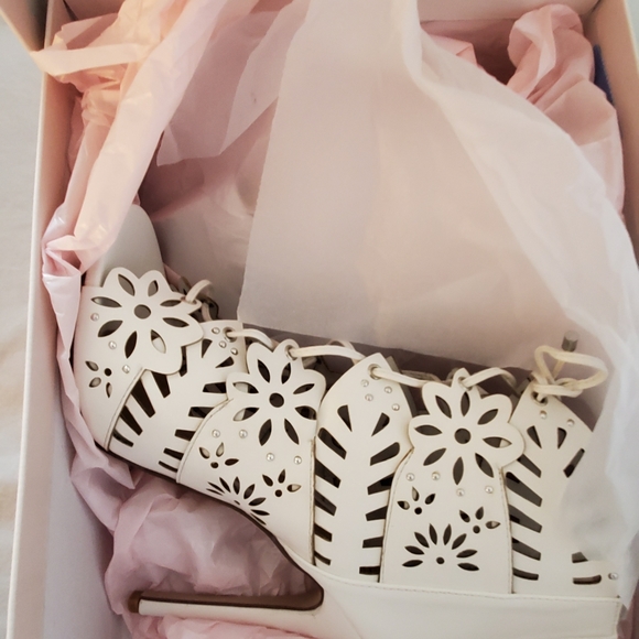 Women's Shoes - Picture 4 of 7